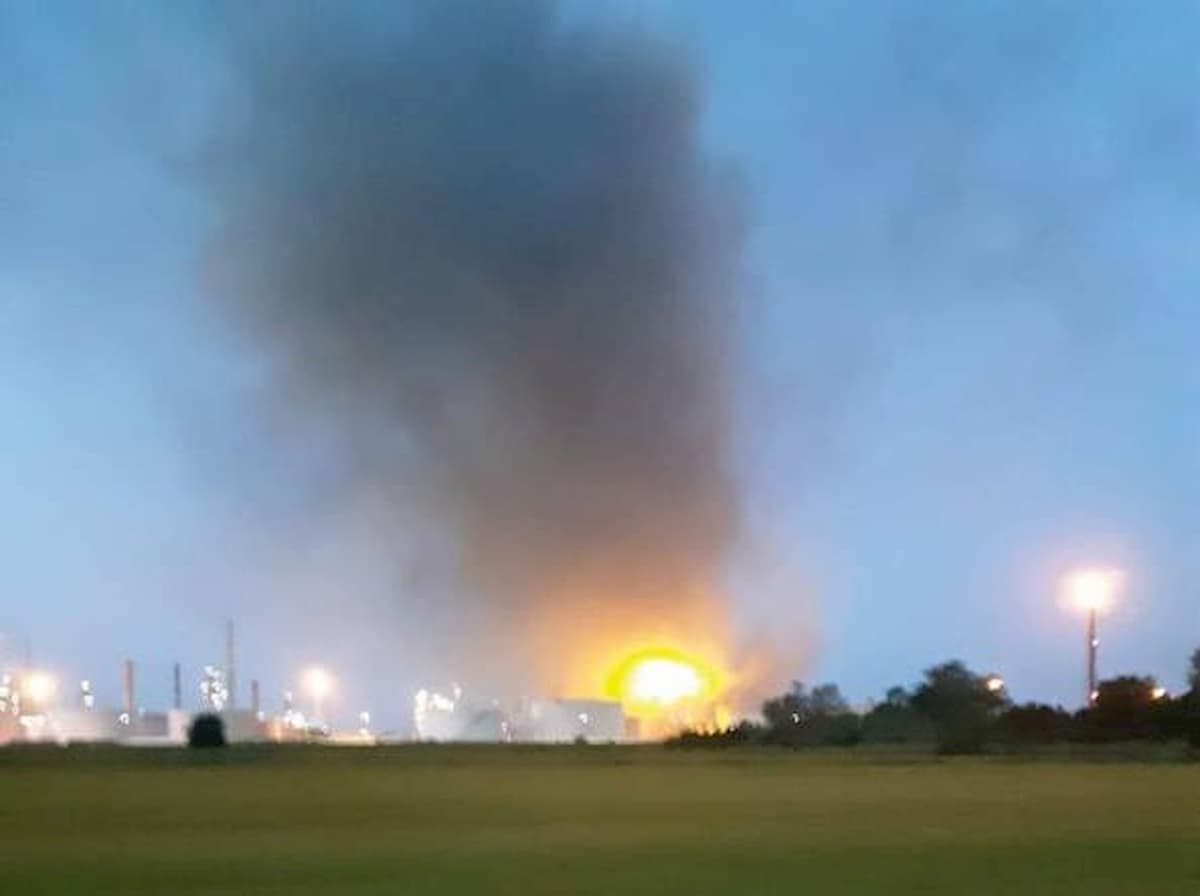 Sannazzaro de' Burgondi, esplosione nella raffineria Eni