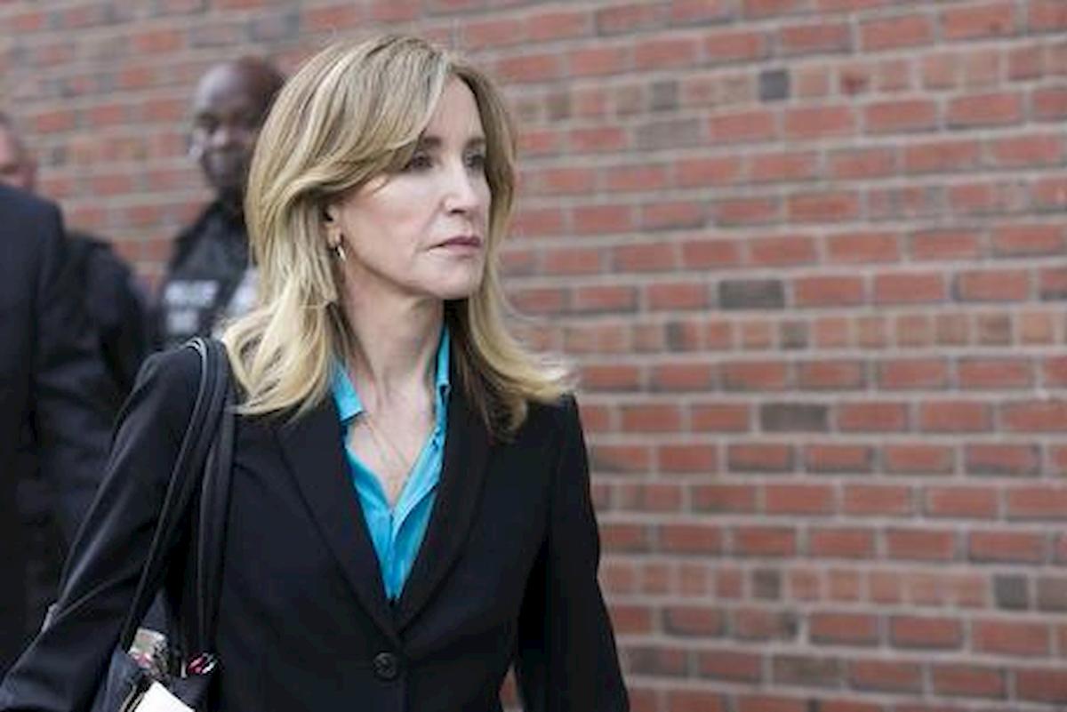 Felicity Huffman condannata a 14 giorni di carcere: pagò 15mila$ per far ammettere la figlia al college