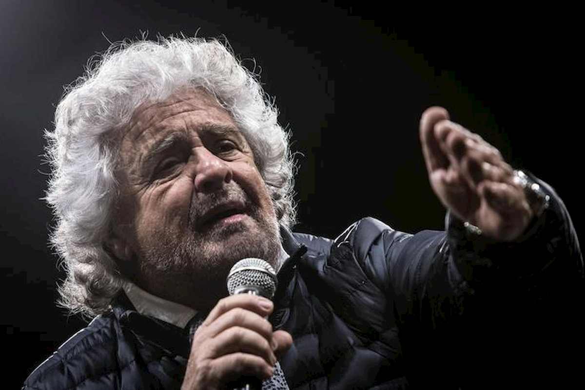 Grillo come Macron vuole la ecotassa sugli aerei: "Su inquinamento viaggiatori responsabili"