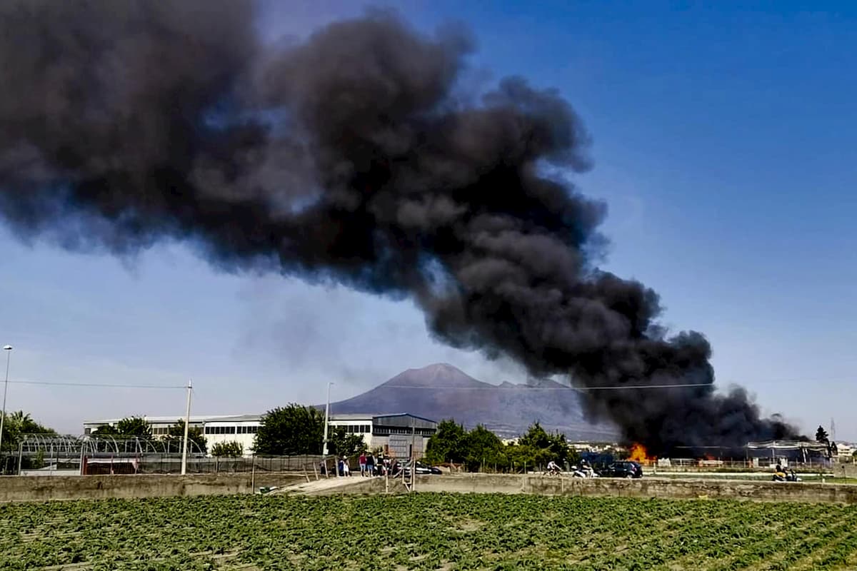 Sant' Antonio Abate, incendio in un capannone: alta nube nera oscura il cielo