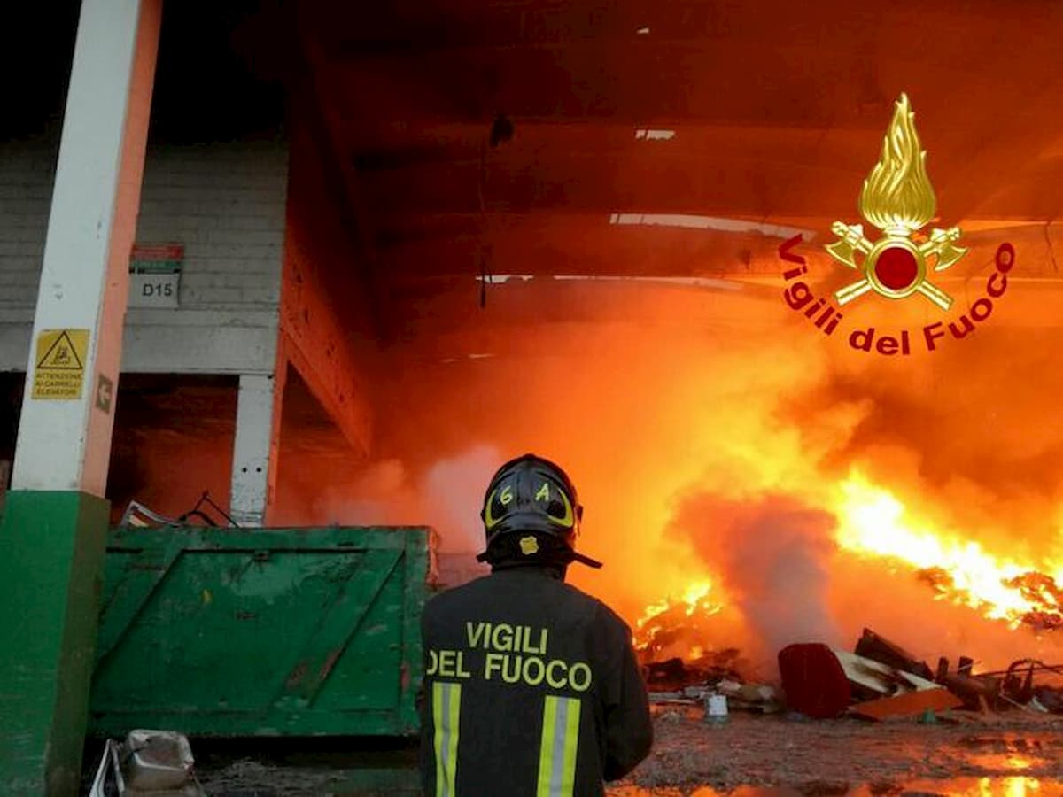 Battipaglia, incendio in deposito pneumatici: nube di diossina invade la città