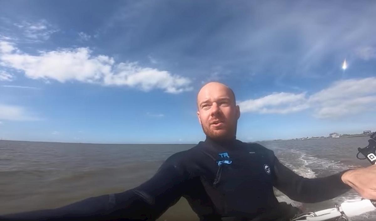 asteroide passa dietro telecamera