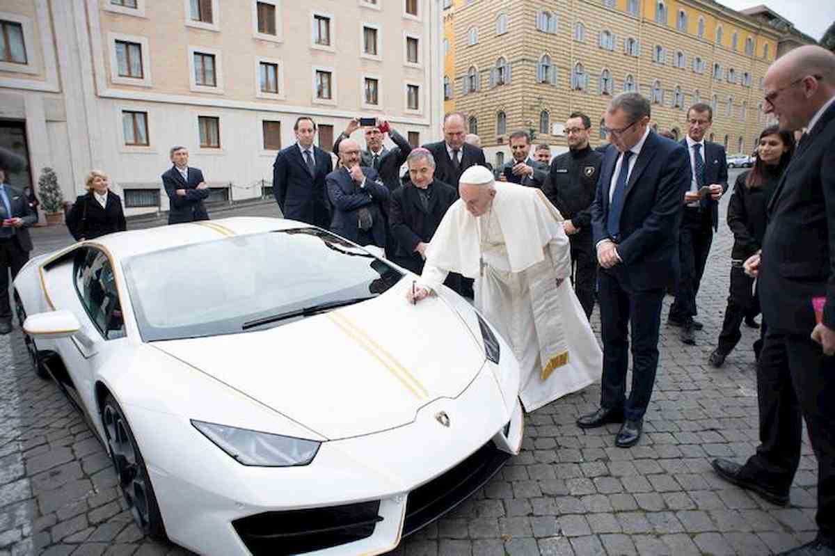 Papa Francesco, venduta all'asta la sua Lamborghini per 900 mila euro
