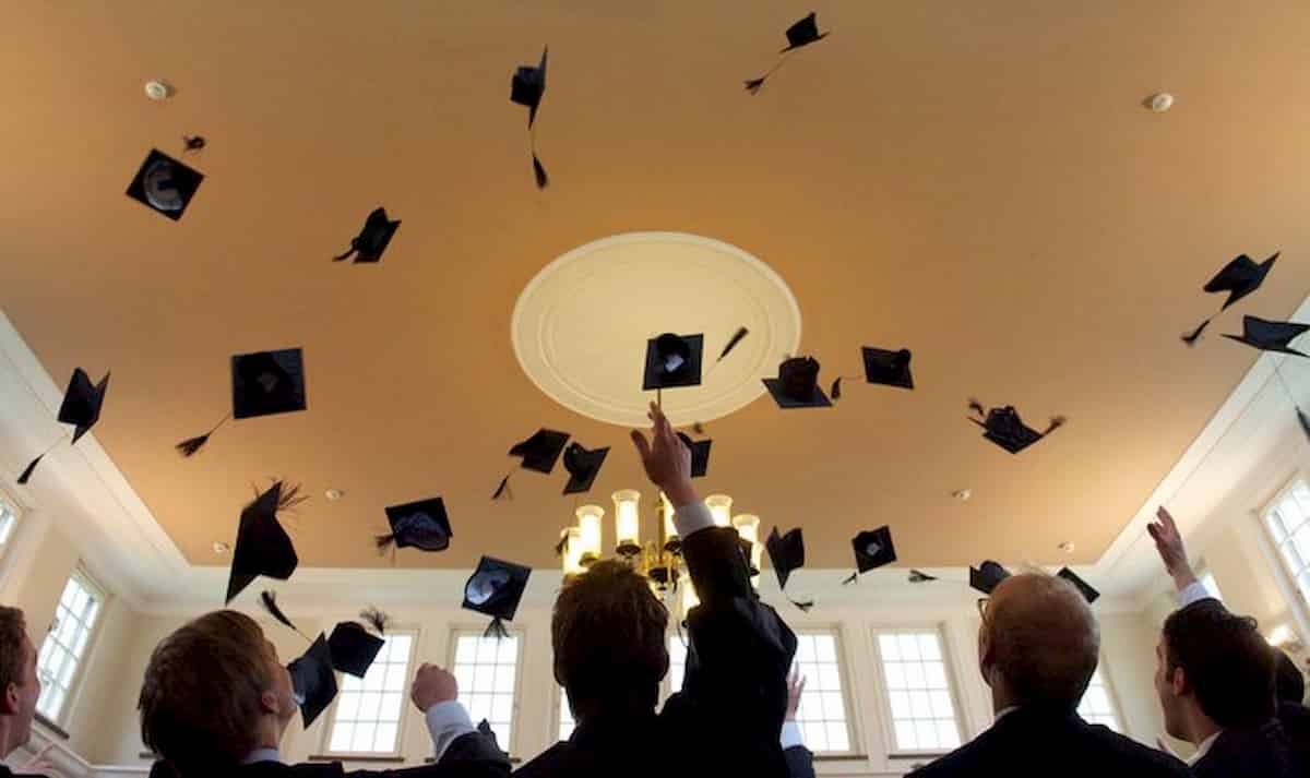 Laurea costa in Italia 25 mila euro, ne rende 190 mila (150 mila se sei donna)