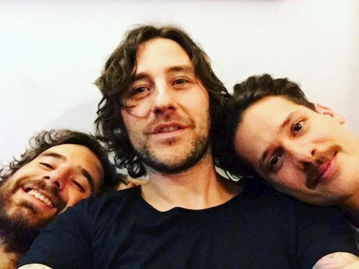 TheGiornalisti: chi è Leo Pari, amico fraterno di Tommaso Paradiso e suo possibile sostituto