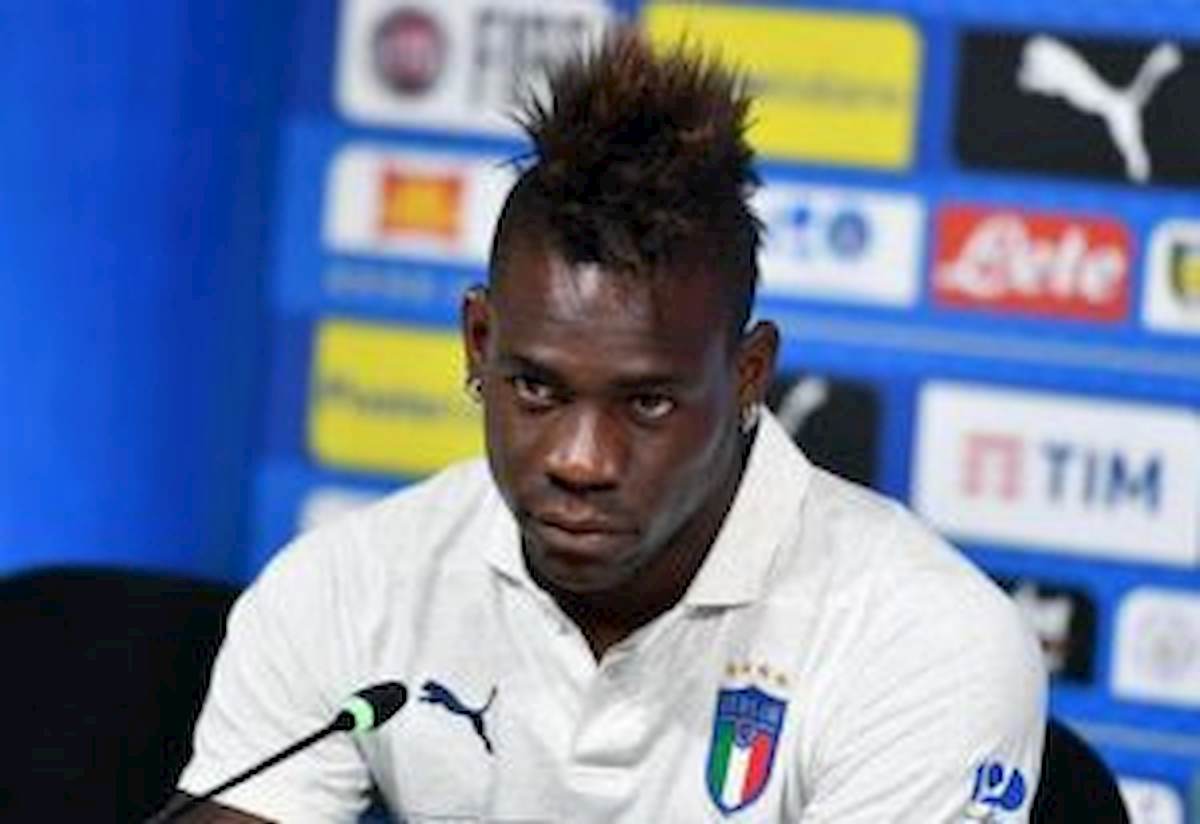 Mario Balotelli insulti razzisti sui social Francesca Brienza lo difende a spada tratta
