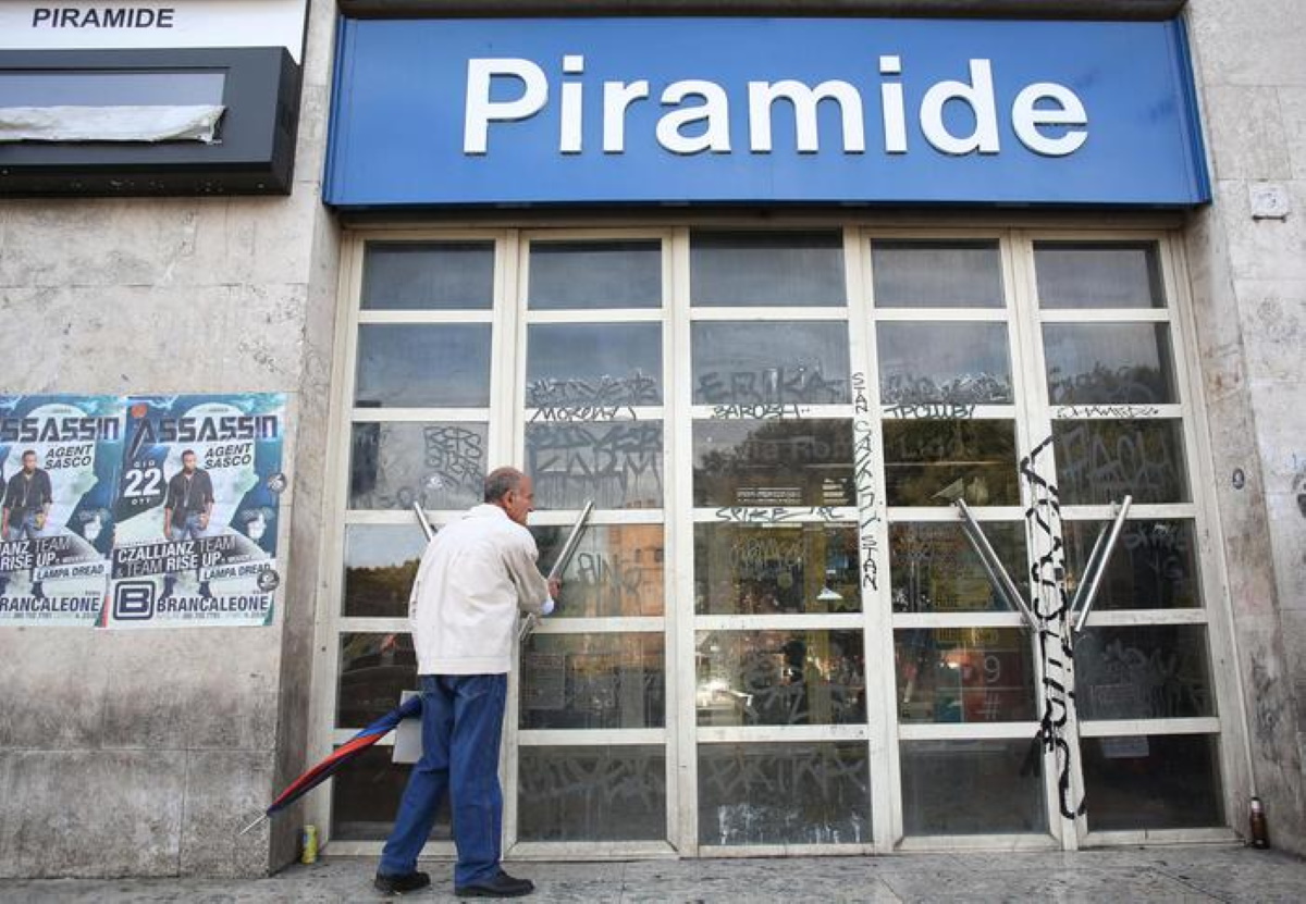 Roma scheletro metro b Piramide