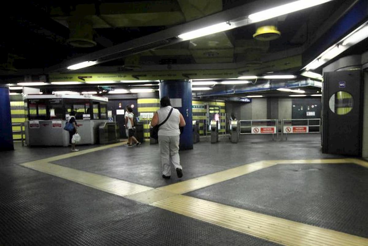 Roma, terrore nella Metro B a Laurentina: accoltella vigilante, gli strappa pistola e si spara