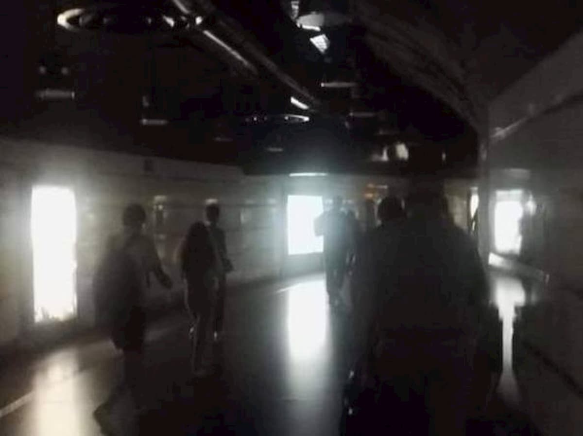 Metro Termini al buio, banchine e scale mobili senza luce da ore