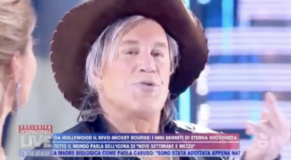 Mickey Rourke a Live Non è la D'Urso: "De Niro una delusione". Poi fa dito medio a Trump