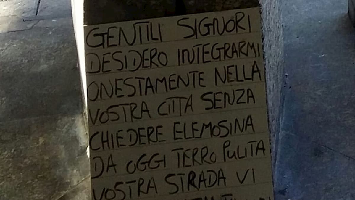 Mestre, migrante multato per 350 euro perché puliva la strada con la scopa