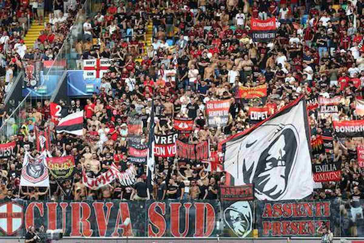 Milan Fiorentina tifosi lasciano stadio fischi contestazione
