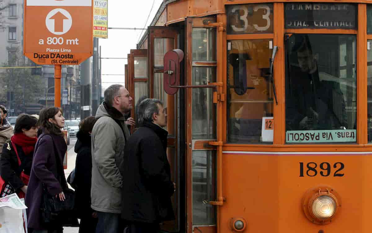 Milano, avvicina una 17enne sul tram della Linea 5: "Sei violentabile". Poi tira fuori una mannaia
