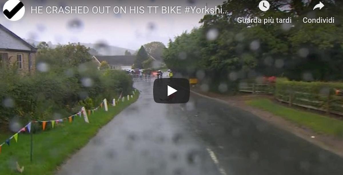 Mondiali ciclismo strada allagata YouTube video cadono tutti i ciclisti