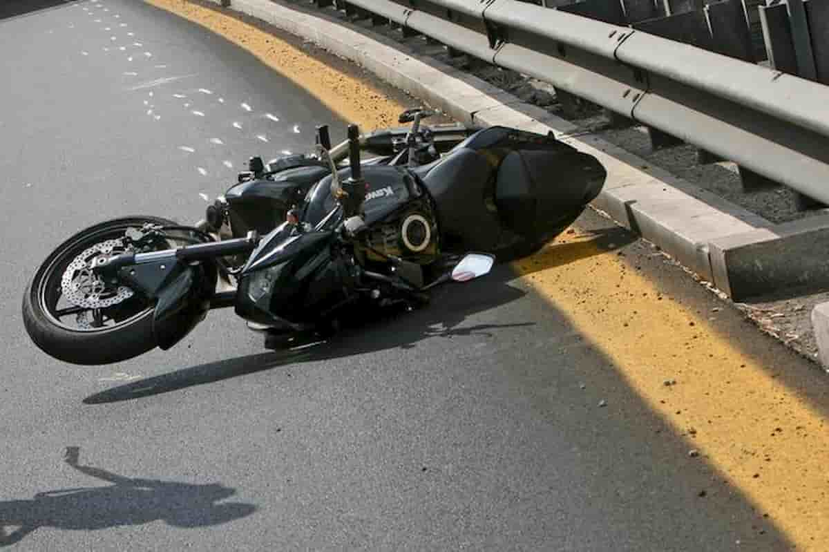 Moto strage continua: week end d'estate fanno 185 morti. Killer: sorpassi, pieghe, smartphone