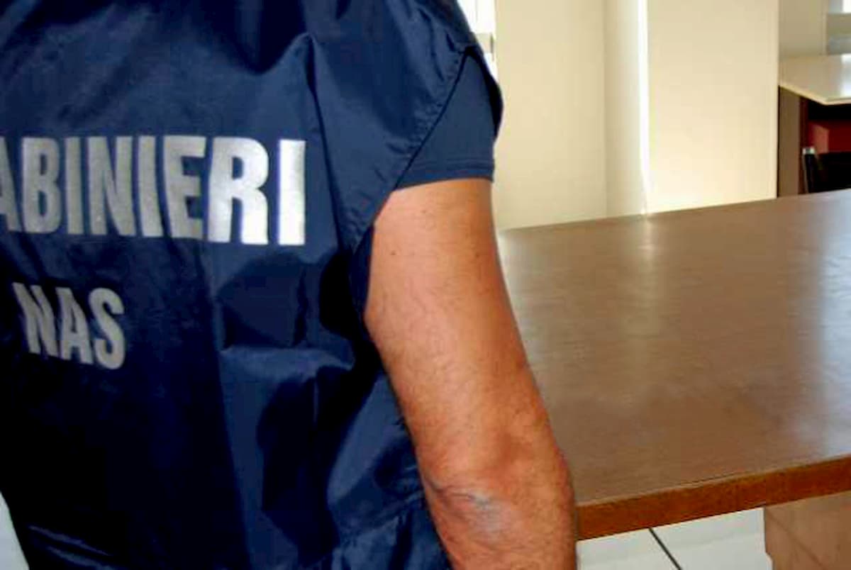 Siena, cosmetici spacciati come medicinali: sequestrate 4.500 confezioni