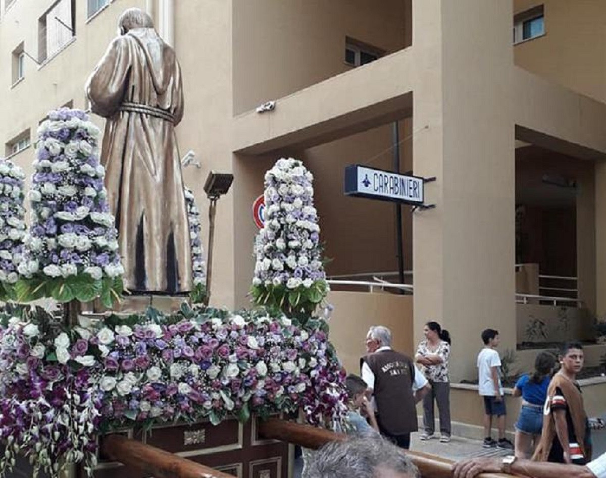 Palermo, l'inchino davanti alla stazione dei carabinieri, Ansa