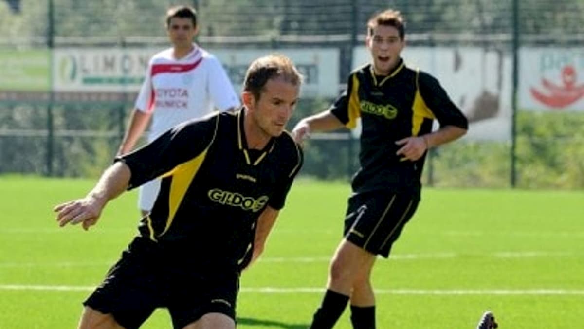 Trento, precipita da 10 metri mentre lavora su un albero: morto l’ex calciatore Paolo Valenti