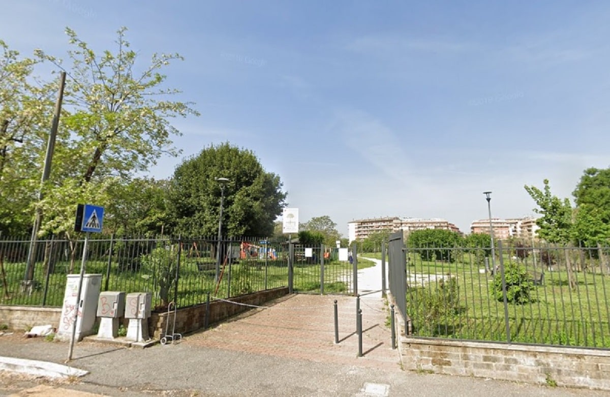 Roma, 18enne trovata impiccata con le mani legate in parco giochi