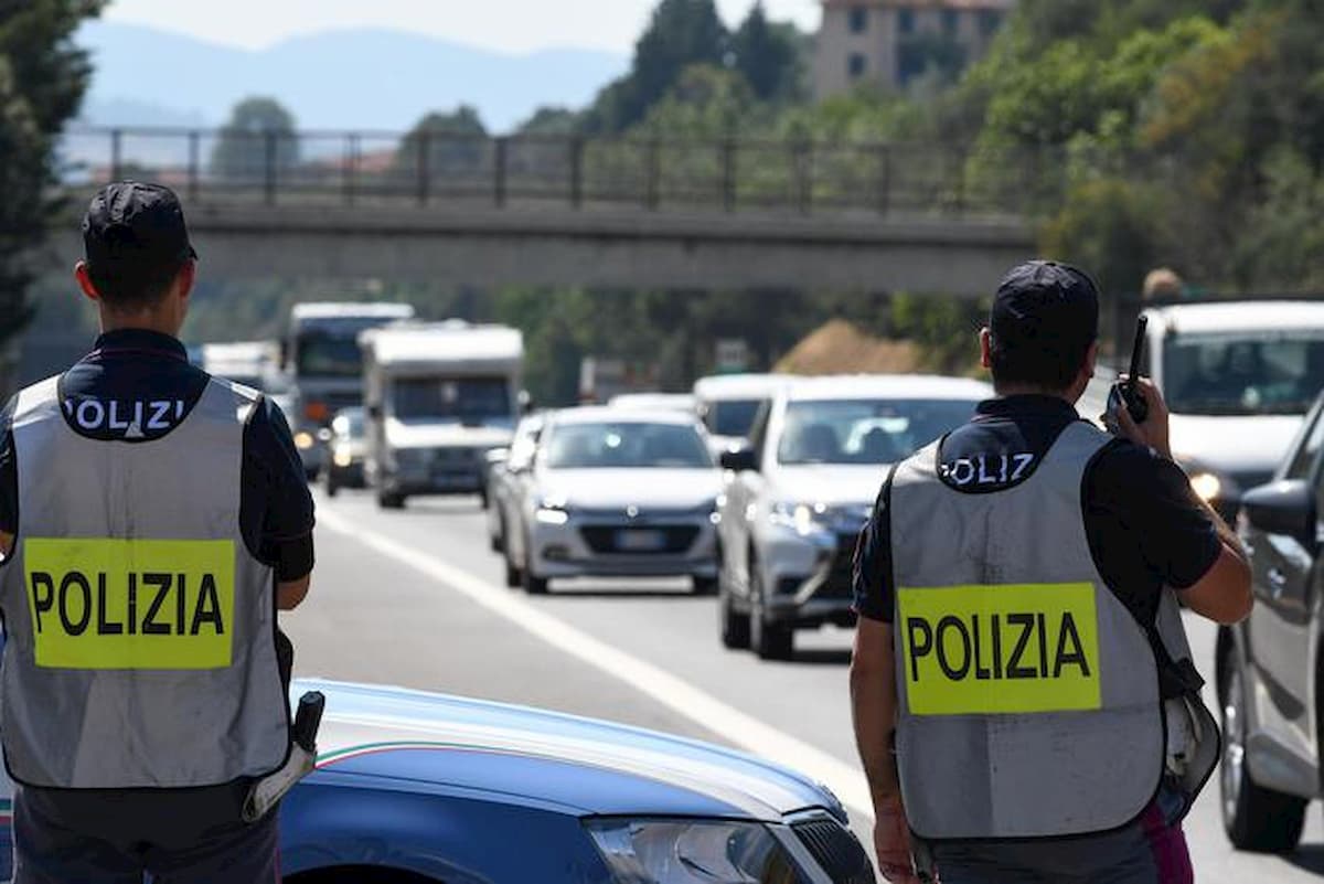 Pisa, lite per un sorpasso in autostrada: 77enne viene spinto a terra, è in coma