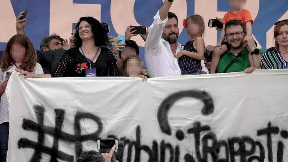 Matteo Salvini sul palco di Pontida con la piccola Greta