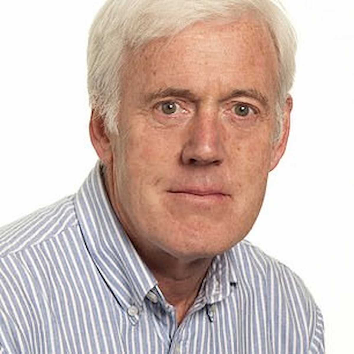 Paul Ewart fa causa all'università