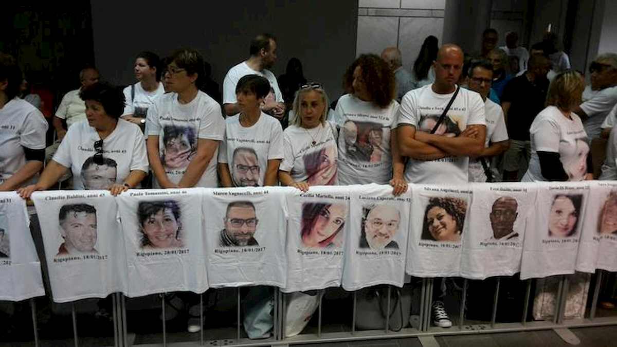 Rigopiano, ex sindaco Farindola aggredito in Tribunale dalla madre di Stefano Feniello