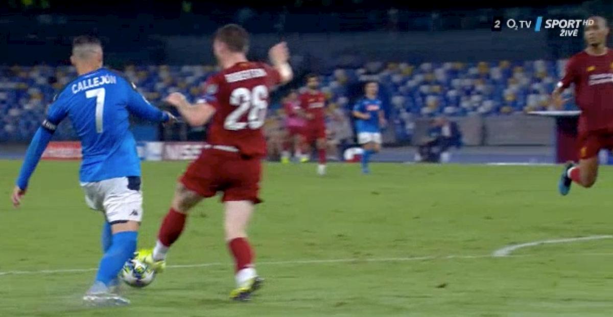 Rigore Napoli Liverpool Callejon Robertson foto var