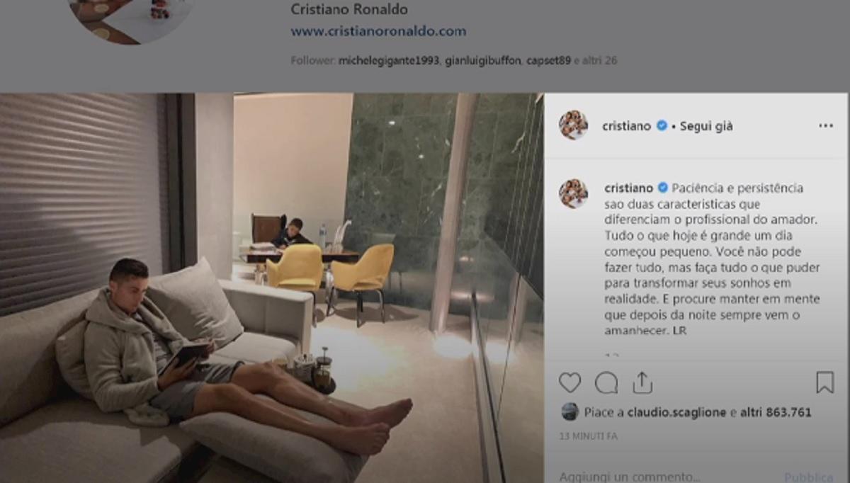 ronaldo seduto sul divano