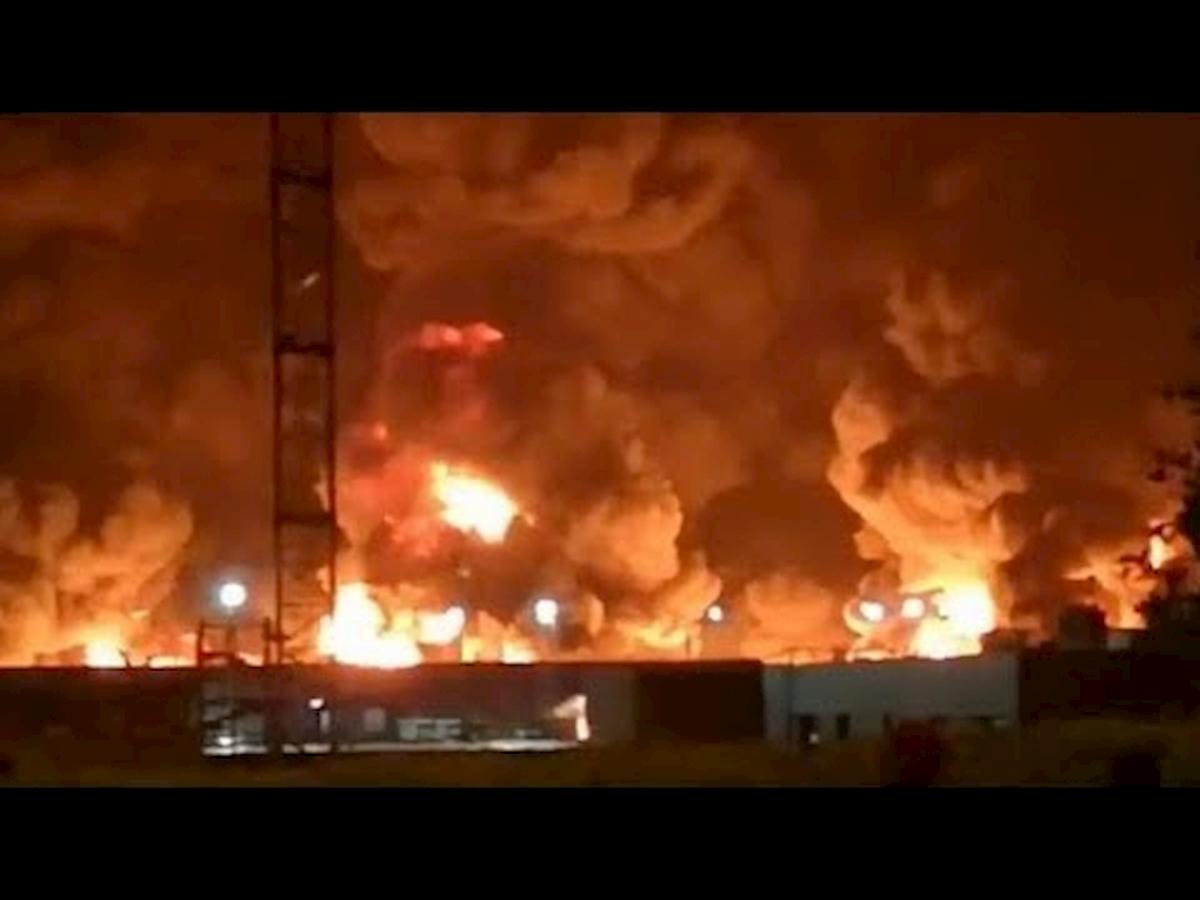 Francia: enorme incendio all'impianto chimico di Rouen