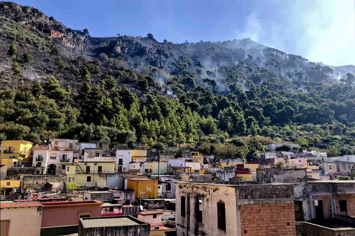 Incendio Sarno, identificati gli autori: 6 minori. Hanno appiccato il fuoco per una bravata