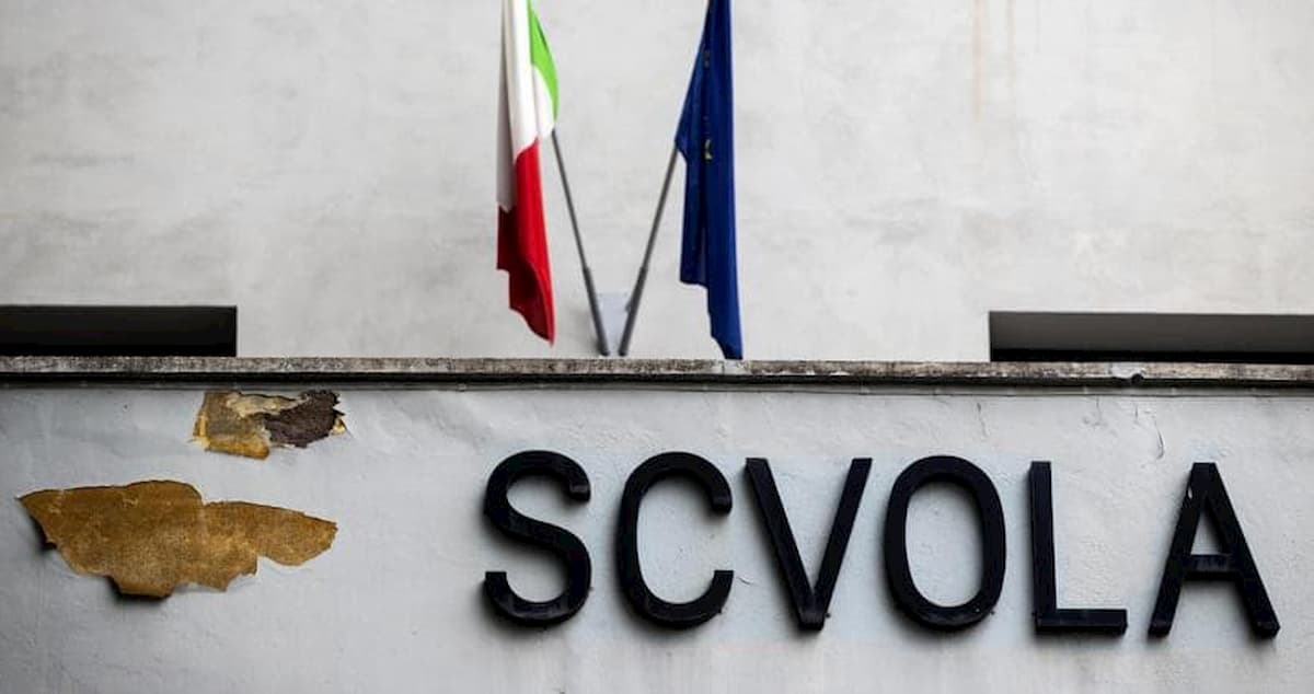 Sennori, crolla cancello della scuola: bidella travolta e ferita