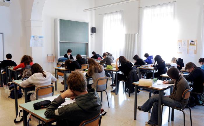Napoli preside scuola ragazzino treccine
