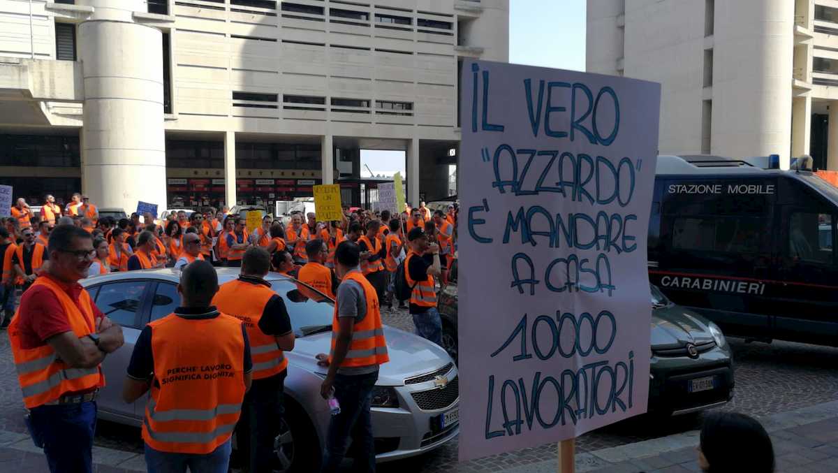 Bologna, sit-in dei lavoratori del settore gioco contro il distanziometro: "Così ci condannate" 02