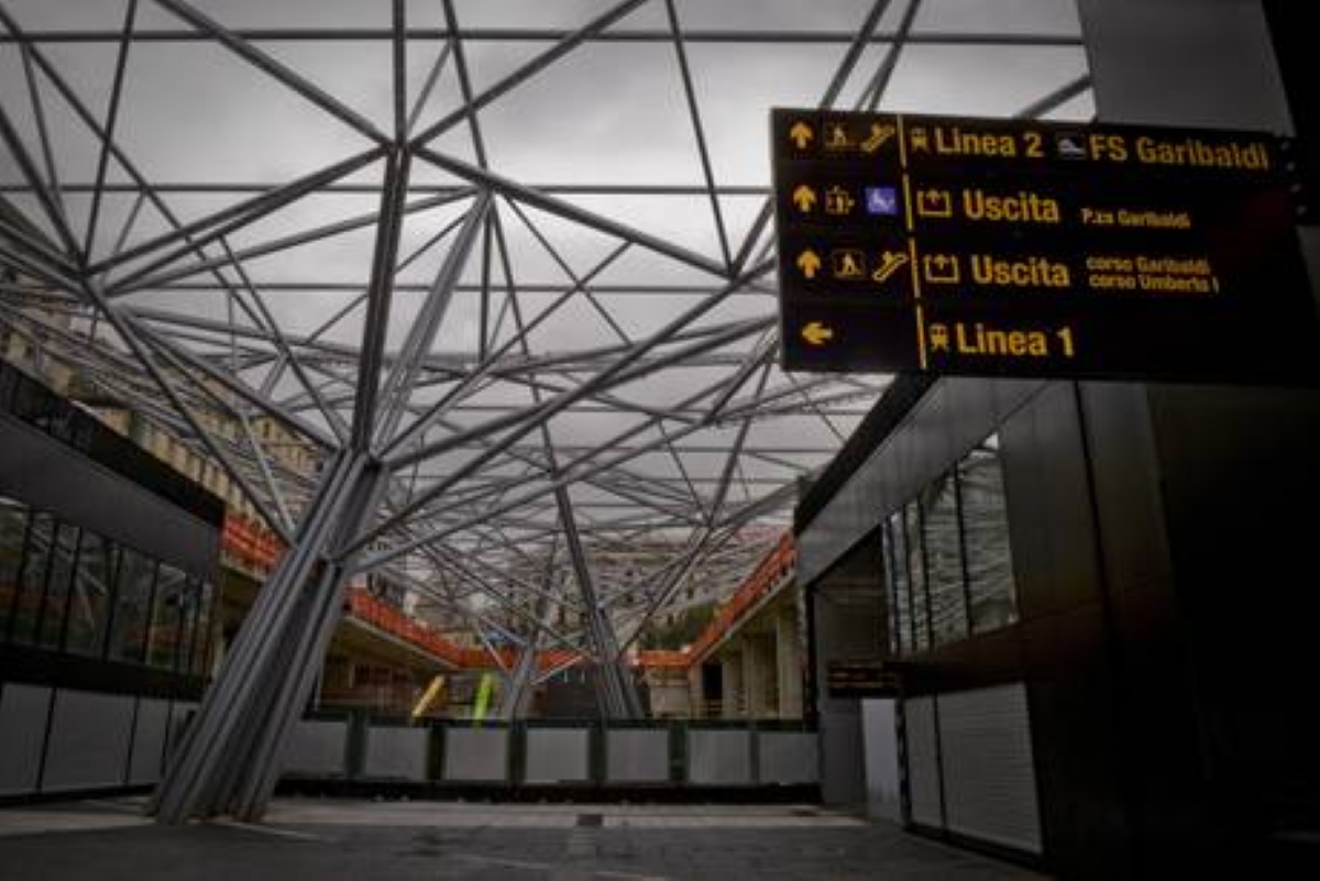 Maltempo Napoli allagata stazione garibaldi treni sospesi