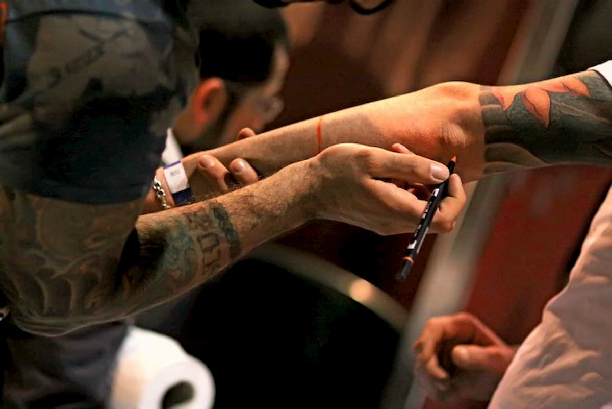 Tatuaggi, il 20% degli inchiostri contiene sostanze tossiche