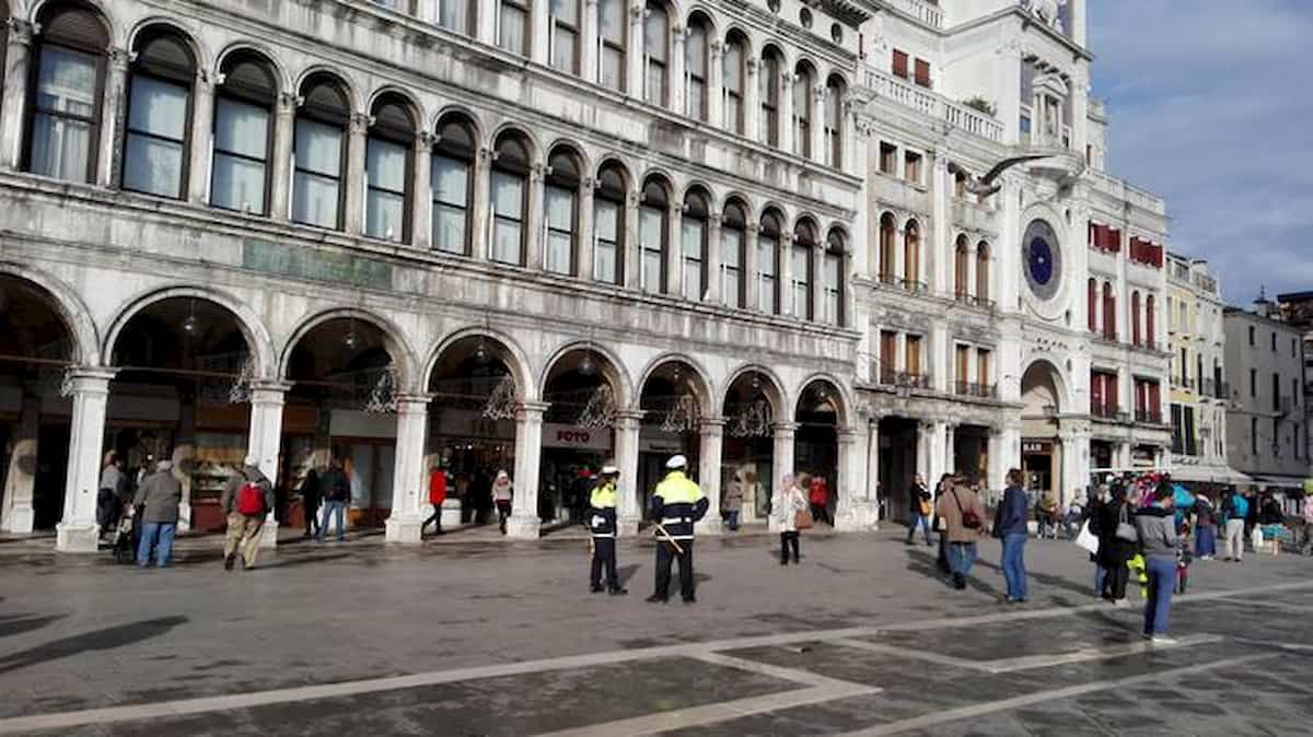 Venezia, stop a negozi low cost a piazza San Marco e Rialto