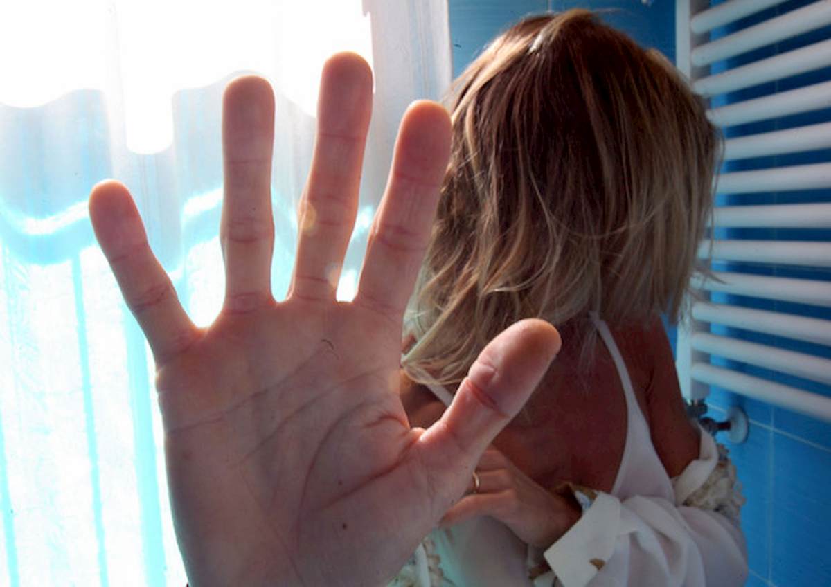 Varcaturo: segrega in auto per 12 ore la figlia e la ex, poi la violenta