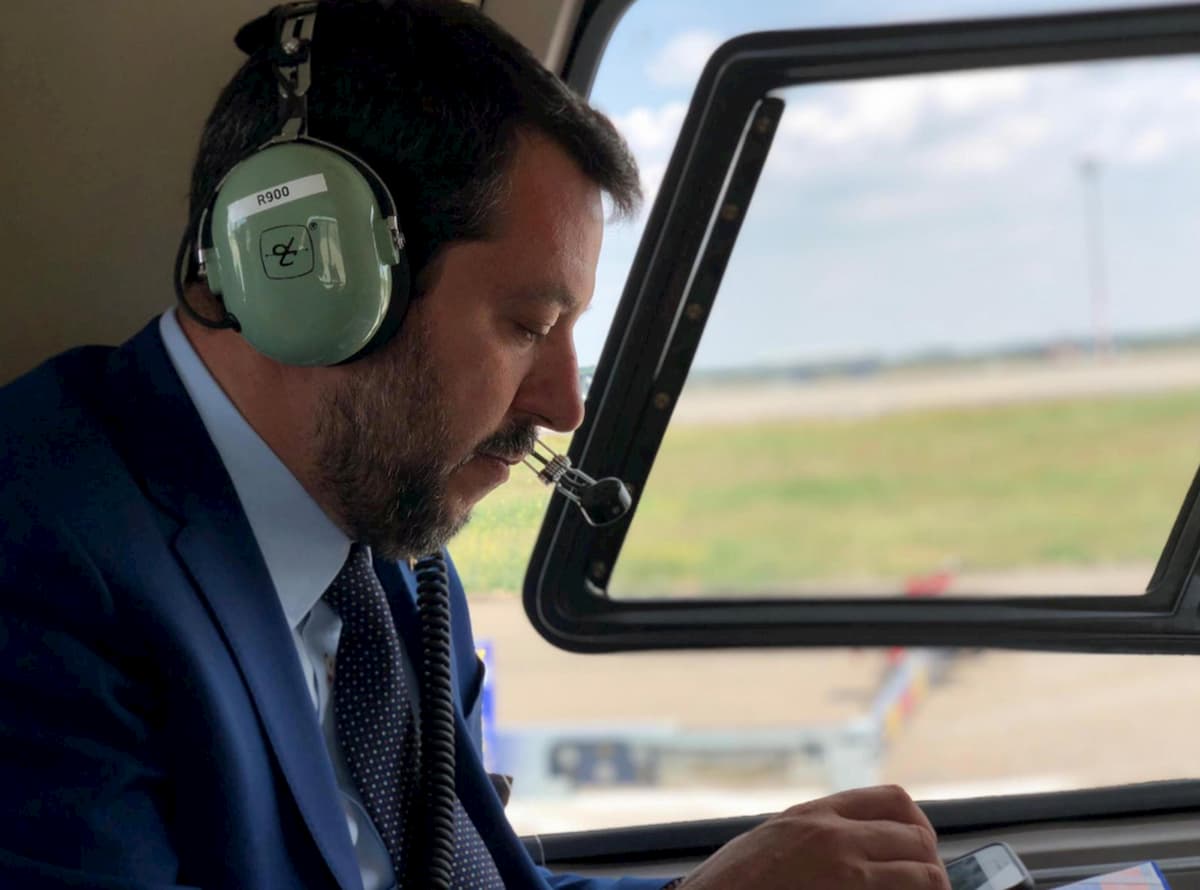 Matteo Salvini sull'aereo di Stato