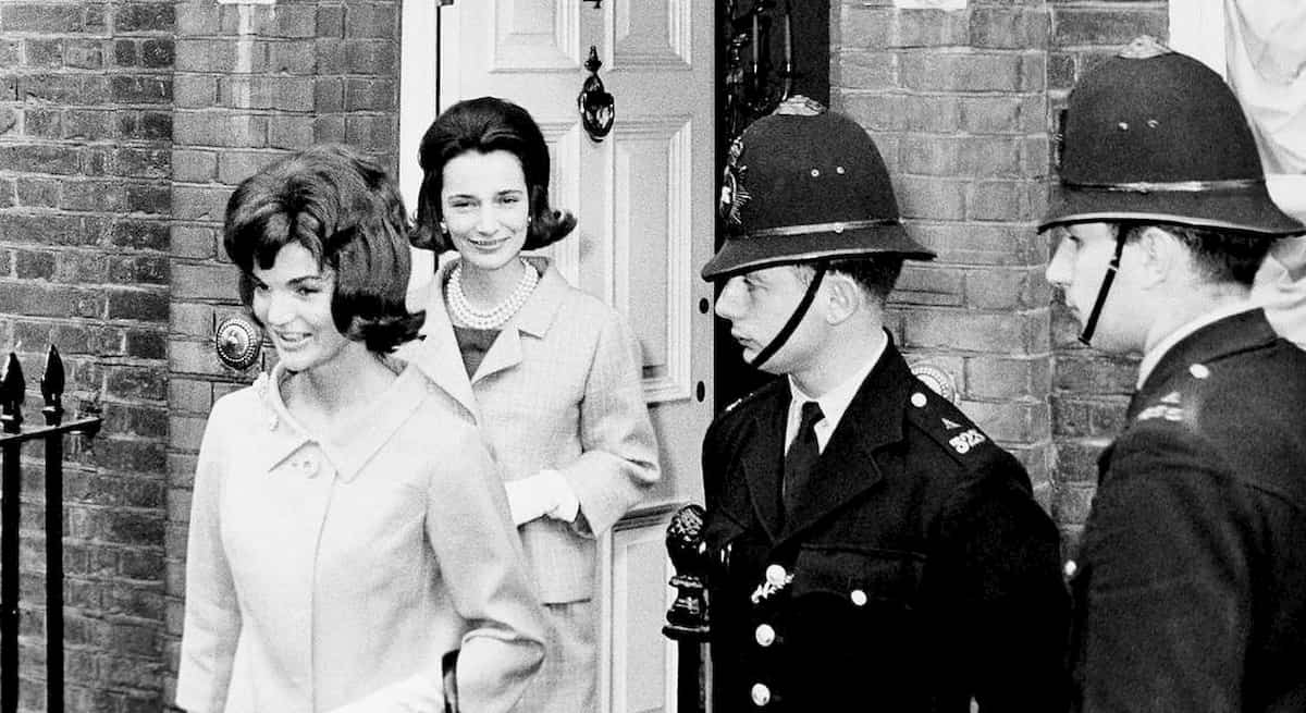 Jackie Kennedy "abusata psicologicamente" da Onassis: le rivelazioni nel libro di Carly Simon