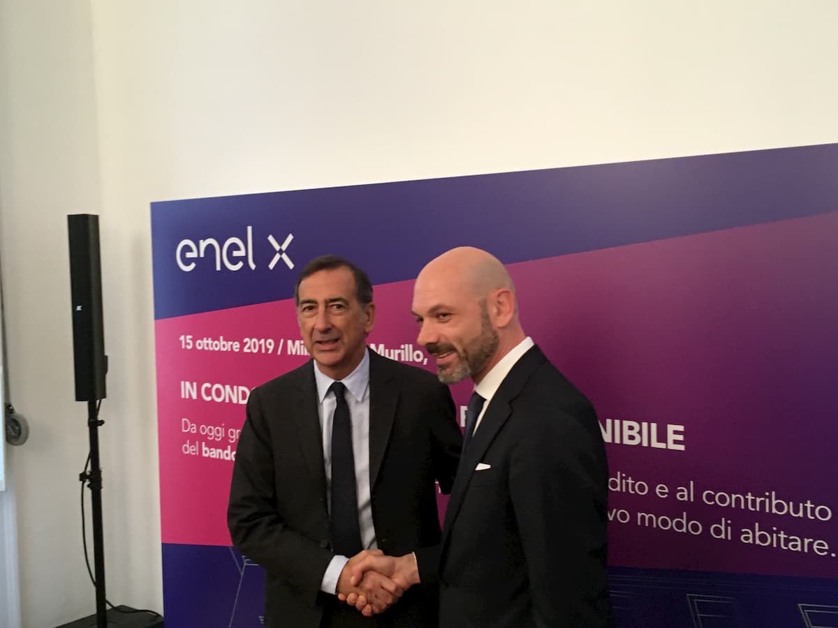 Beppe Sala con il responsabile Italia di Enel X, Alessio Torelli, all'inaugurazione del condominio di viale Murillo a Milano