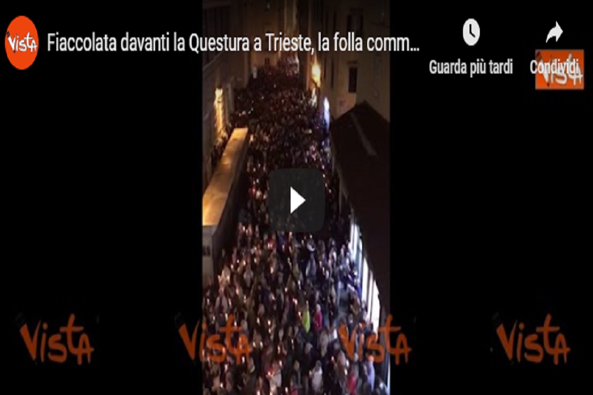 La fiaccolata davanti la Questura di Trieste