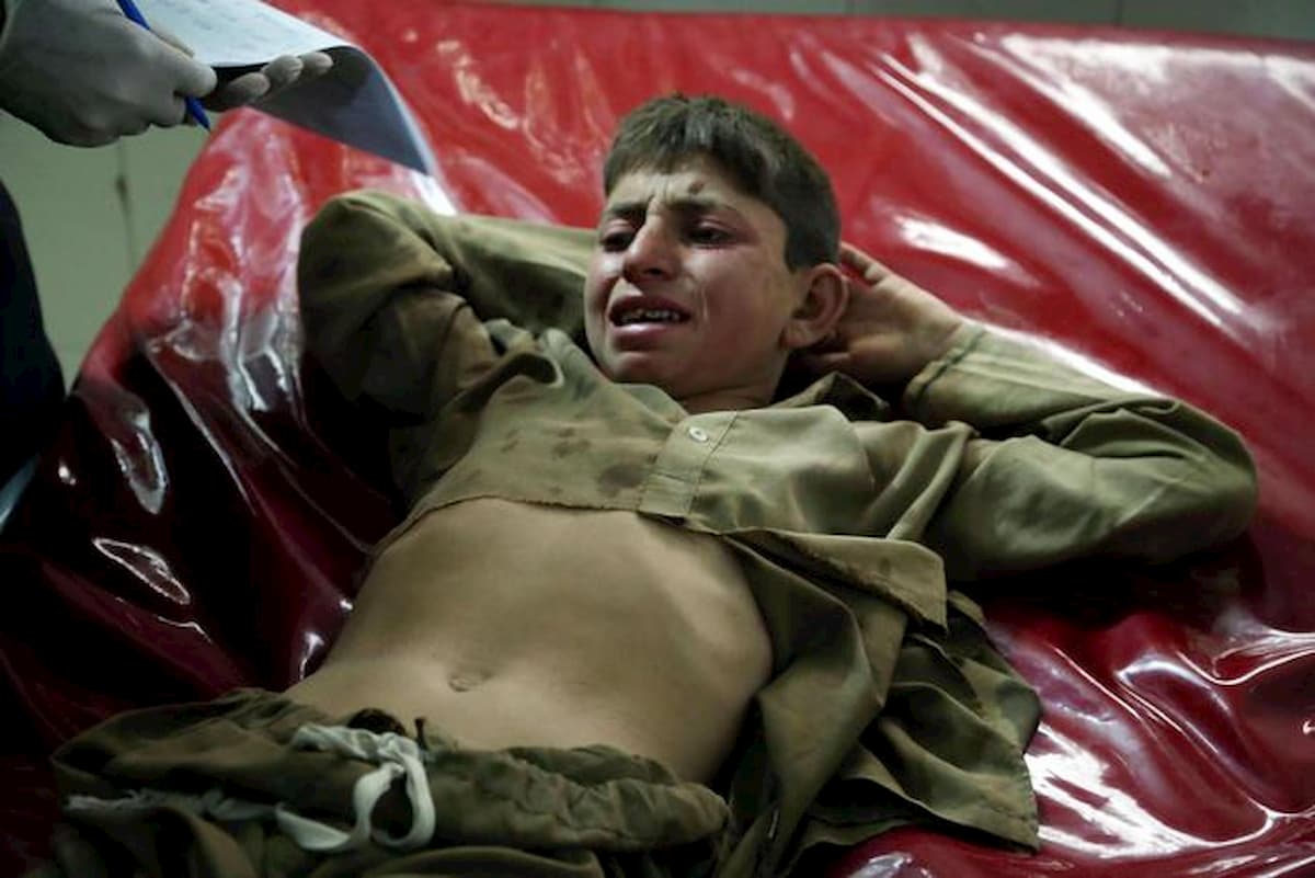 Afghanistan, bomba in una moschea: almeno 62 morti