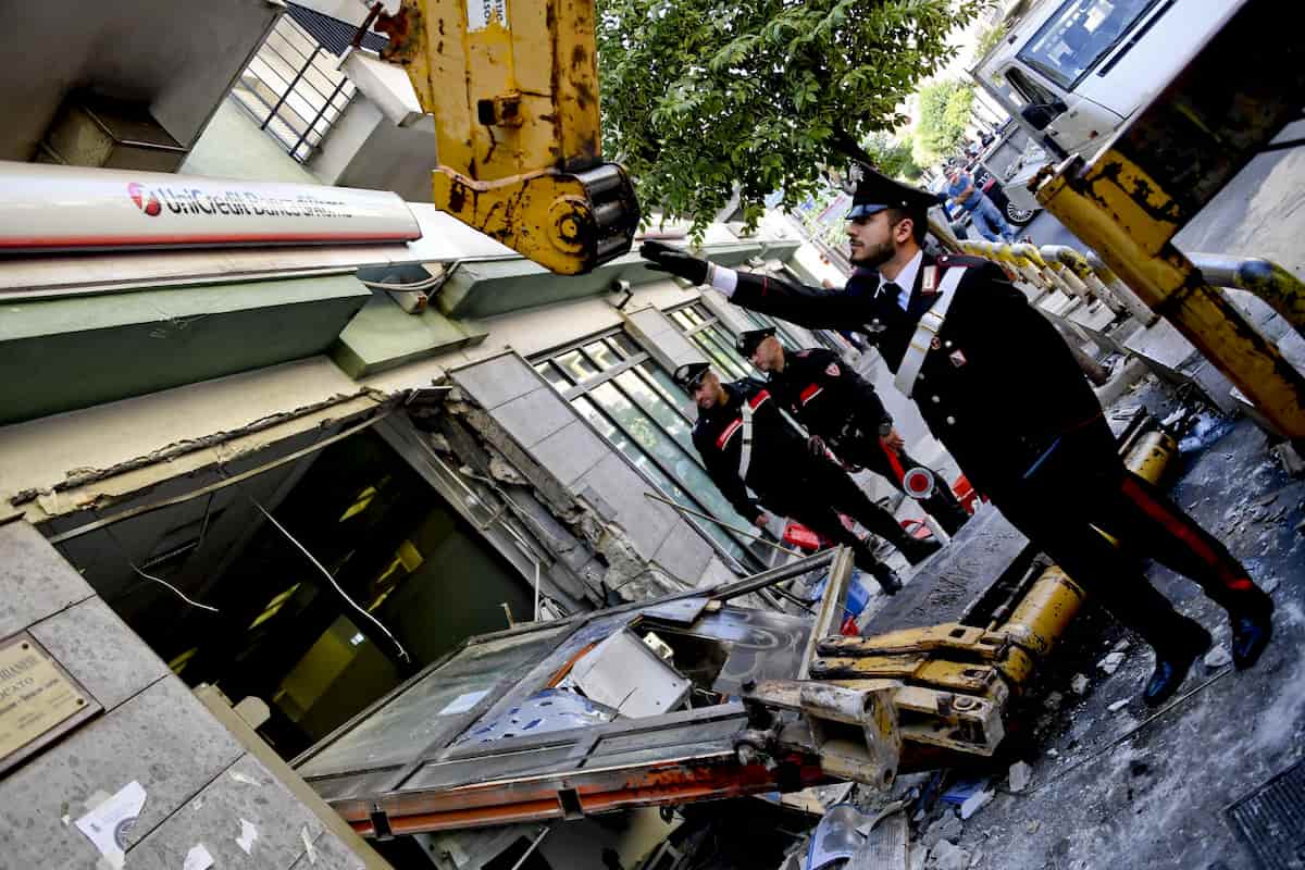 Afragola: bloccano strade con 3 bus e un'auto, la gru per sradicare bancomat ma il braccio si rompe 04