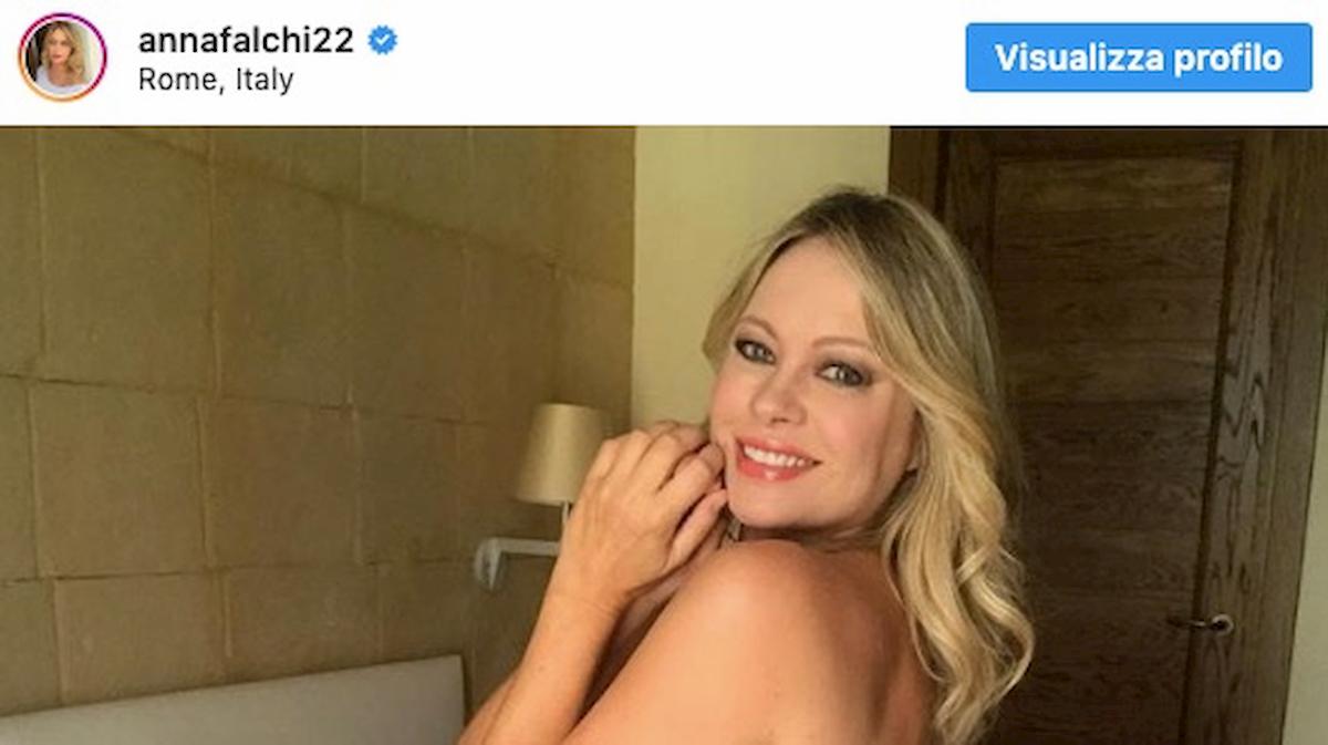 Anna Falchi foto Instagram senza veli per festeggiare Lazio