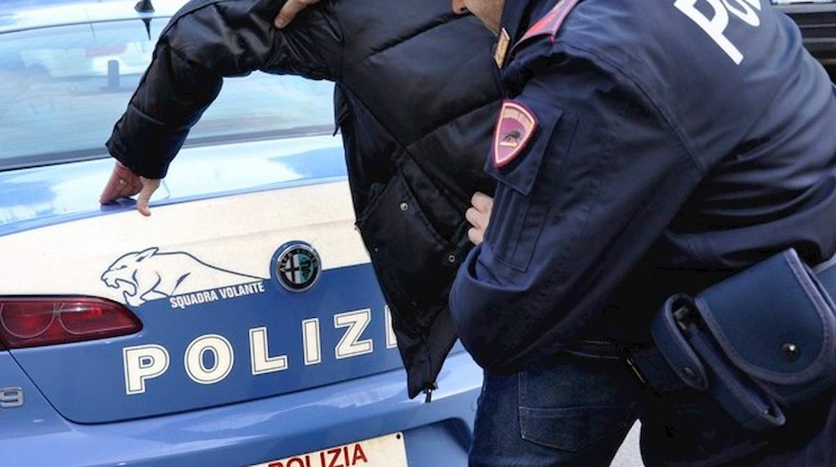 Canosa di Puglia, senza vestiti e ubriaco tenta di aggredire la ex. Poi sottrae la pistola ai poliziotti: arrestato