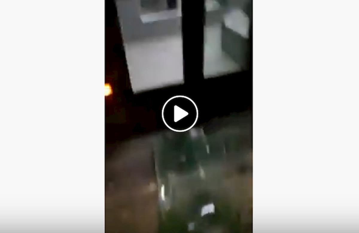 Roma, ancora un bus dell'Atac danneggiato: vetri spaccati col bracciolo a Ponte Casilino VIDEO