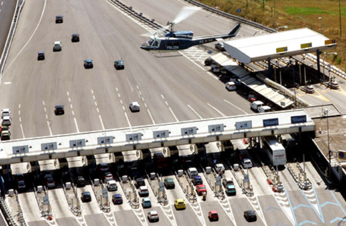 Venezia, si ferma per fare pipì in autostrada. L'auto sfrena e lo schiaccia sul guardrail. 74enne salvato dalla polizia stradale