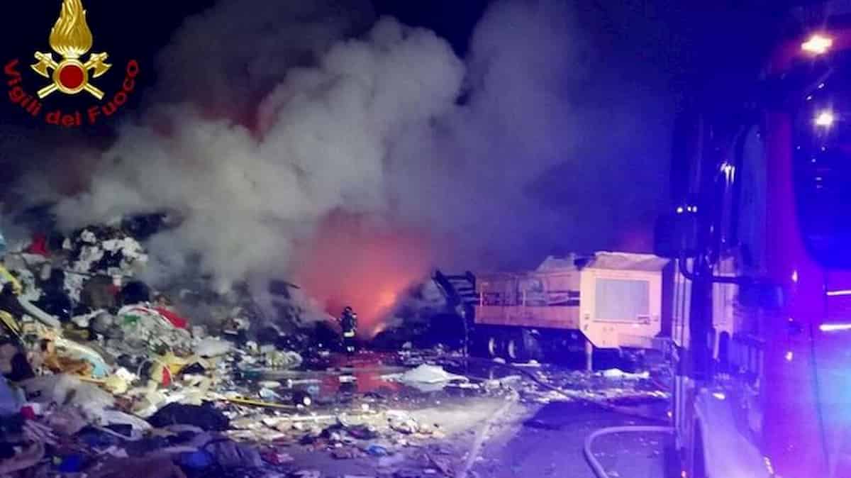 Aviano, incendio in un deposito rifiuti: scuole chiuse e finestre serrate anche a Roveredo