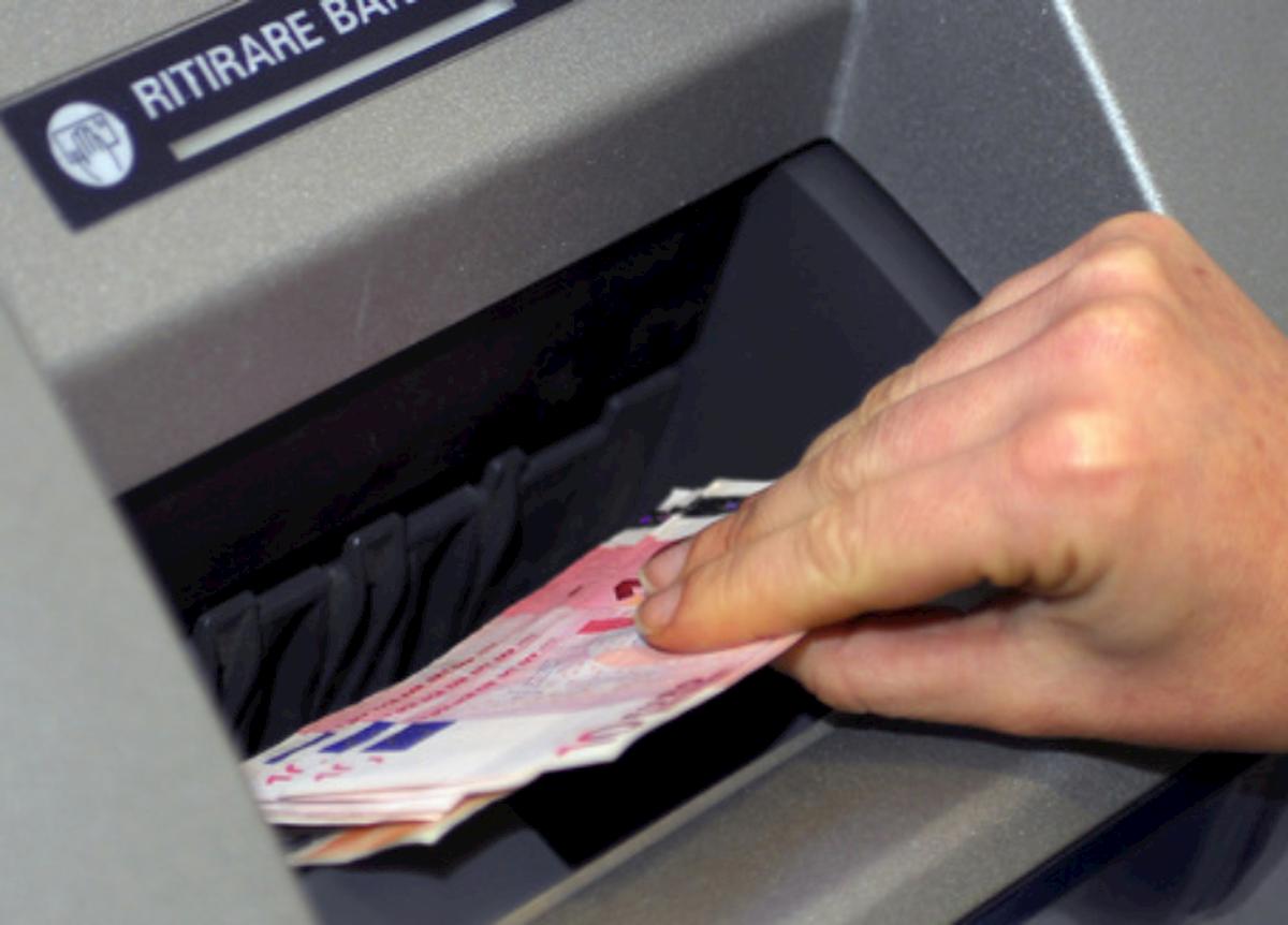 Montebello Vicentino, il bancomat impazzito spara soldi in strada. Ma era solo un prelievo dimenticato